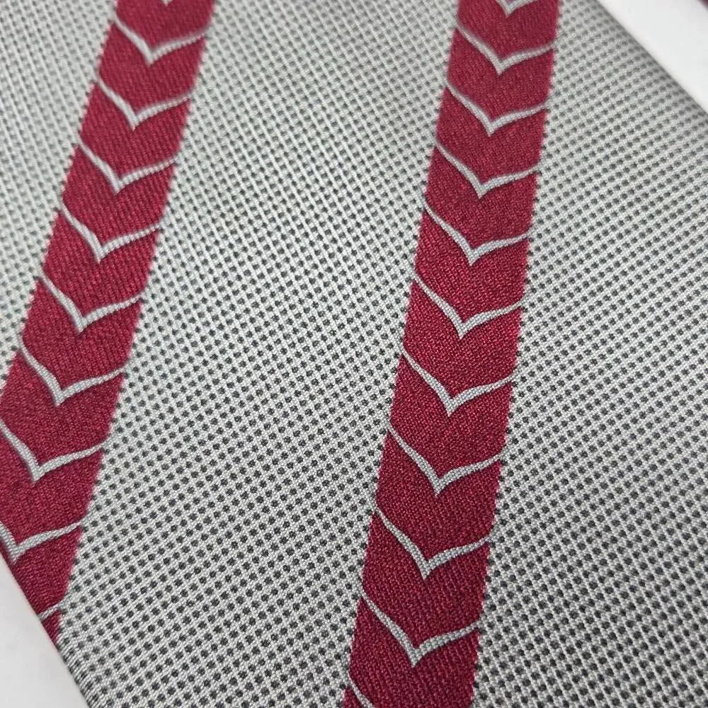 GIORGIO ARMANI SILK TIE GRAY RED TEXTURED CHEVRON STRIPE ITALY 3.75